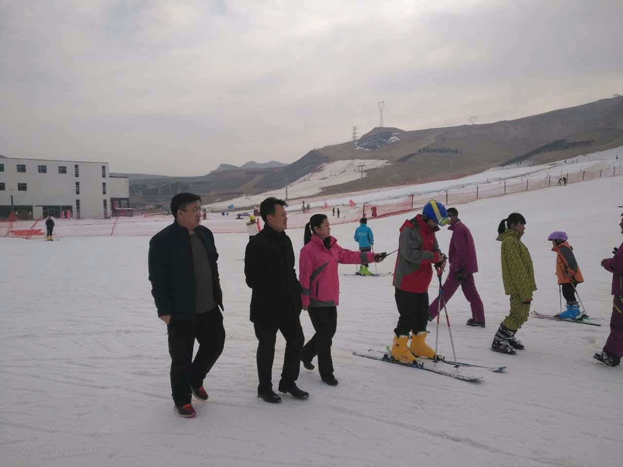 市体育局局长,党组书记龙富国带队来到位于皋兰县的龙山国际滑雪场,在